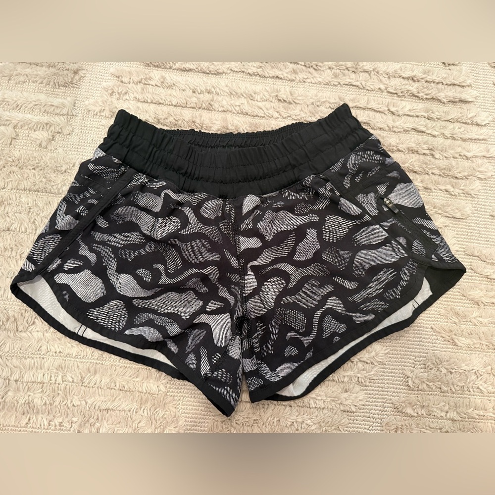 Lululemon Black Tracker Shorts Graffiti Black Lace Lined Womens size 4